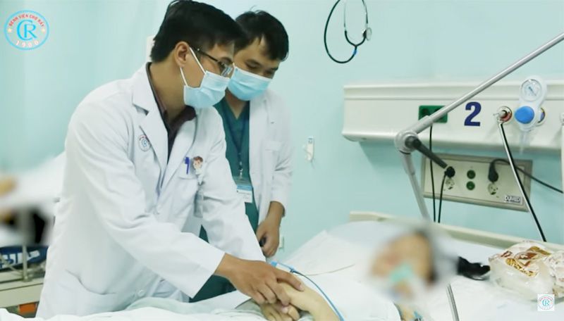 Bác sĩ Chợ Rẫy đến Đồng Nai hội chẩn và hỗ trợ điều trị 2 ca ngộ độc do Pate Minh Chay