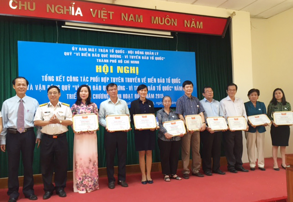 Tập thể Cán bộ BV Chợ Rẫy nhận Bằng khen của Ủy Ban Mặt Trận Tổ Quốc Việt Nam TPHCM