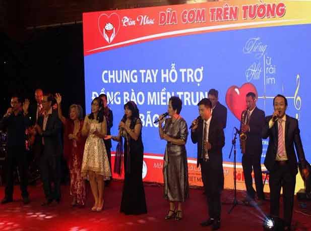 Bác sĩ Sài Gòn hát tặng miền Trung bão lũ