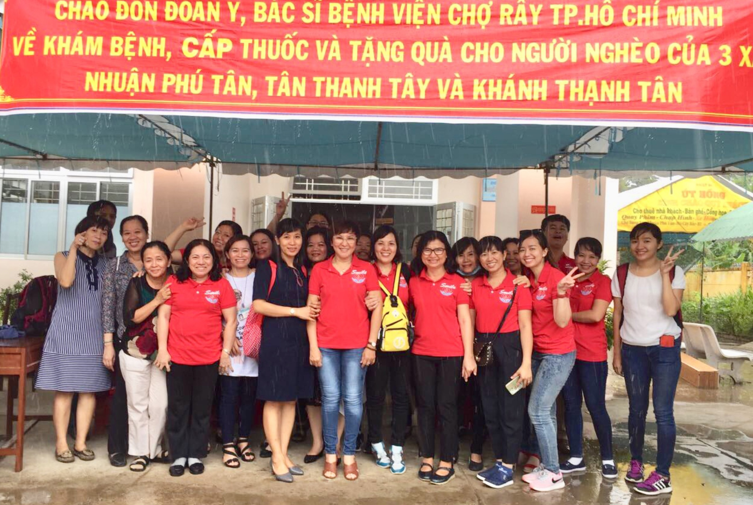 Khám bệnh và cấp thuốc miễn phí ở 3 Xã, Huyện Mỏ Cày Bắc, Tỉnh Bến Tre.