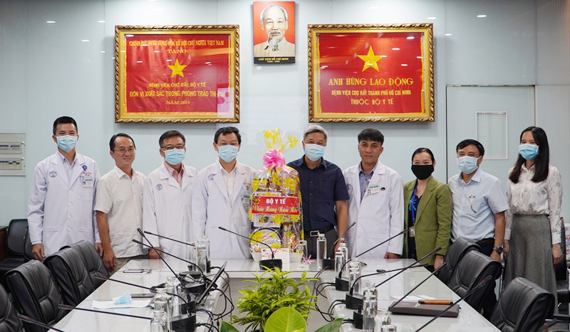 Thứ trưởng Bộ Y tế Nguyễn Trường Sơn đến thăm và làm việc tại Bệnh viện Chợ Rẫy