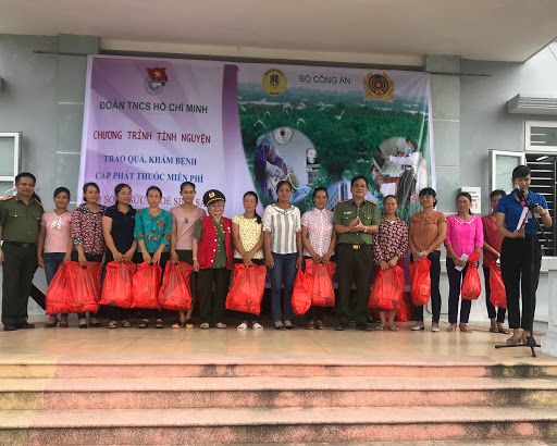 Bệnh viện Chợ Rẫy khám bệnh, phát thuốc miễn phí cho người nghèo tại huyện Phú Giáo (tỉnh Bình Phước)